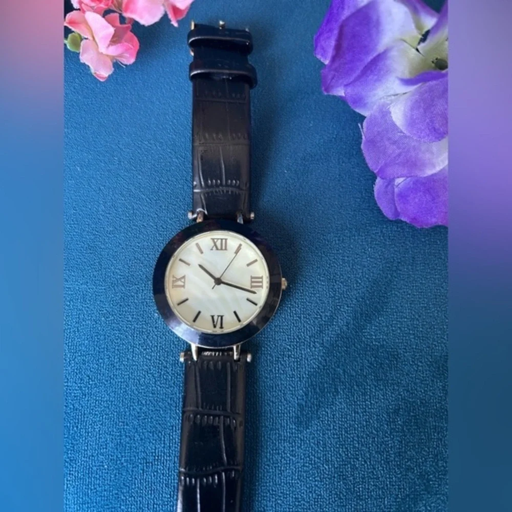 ✨NEW NWOT Elegant Black Classic faux Leather Strap Watch